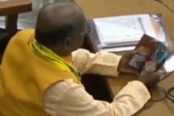 சட்டப்பேரவைக்குள் செல்போனில் ஆபாச படம் பார்த்து சிக்கிய பாஜக எம்எல்ஏ