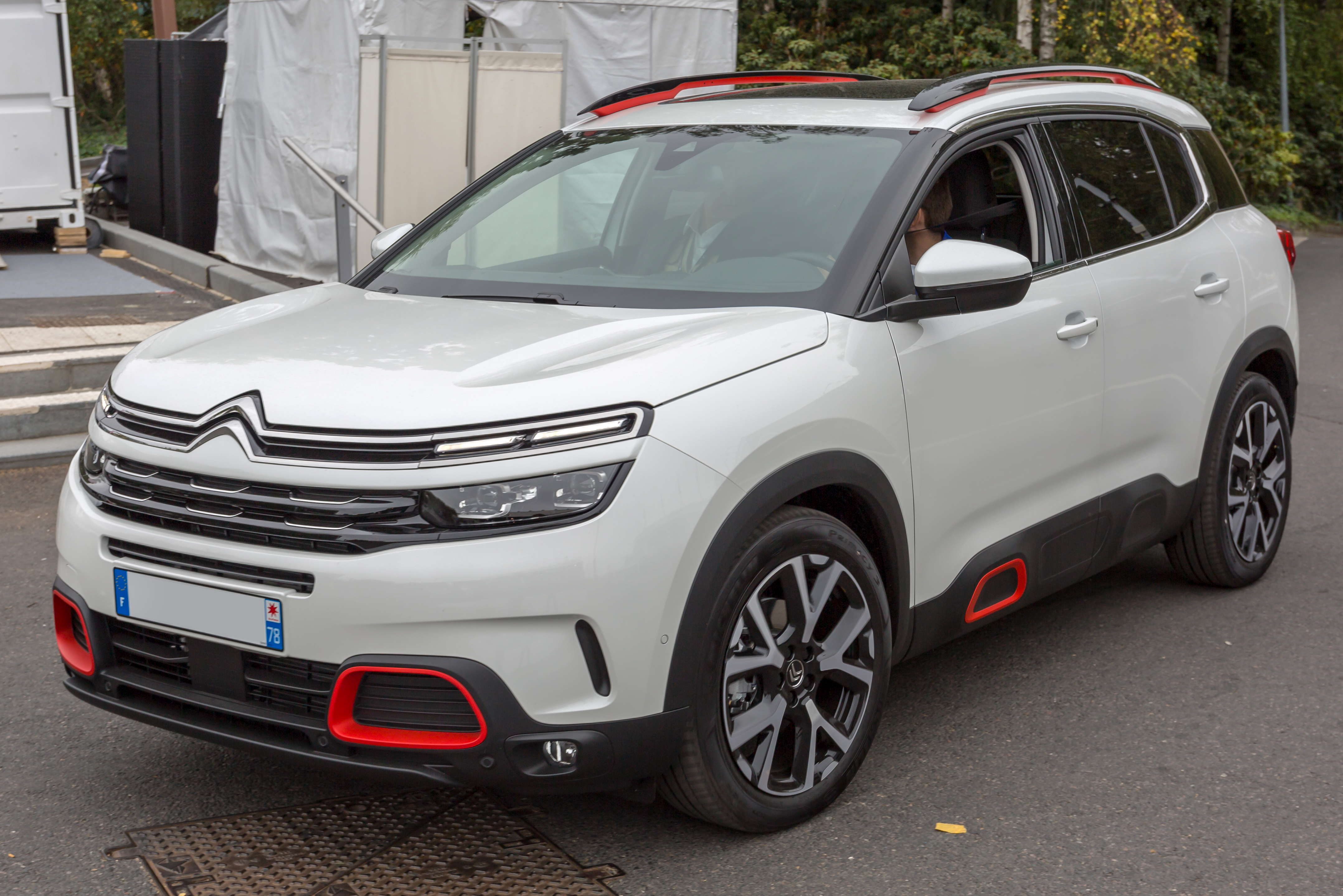  ,[object Object], Citroen நிறுவனம் சமீபத்தில் இந்தியாவில் அதன் ஃபிளாக்ஷிப் SUV C5 Aircross-ன் ஃபேஸ்லிஃப்ட் வெர்ஷனை அறிமுகப்படுத்தியது. எனினும் முந்தைய மாடலின் விற்க்கப்படாத Citroen C5 யூனிட்களை வாங்கினால் ரூ.3 லட்சம் வரை பலன்களை நிறுவனம் வழங்குகிறது. சிட்ரோயன் சி5 ஏர்கிராஸ் எஸ்யூவி-யின் ஆரம்ப எக்ஸ்ஷோரூம் விலை ரூ.37.17 லட்சம் ஆகும்.