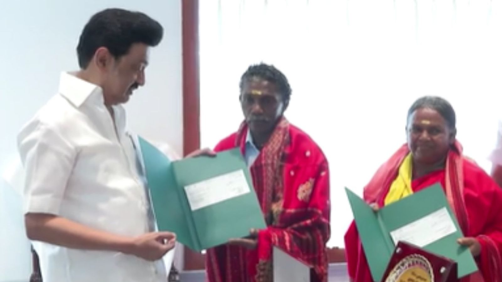 பொம்மன், பெள்ளியை நேரில் அழைத்து பாராட்டிய முதல்வர்...!