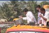 ரூ.500 நோட்டுகளை அள்ளி வீசிய காங். தலைவர்..!