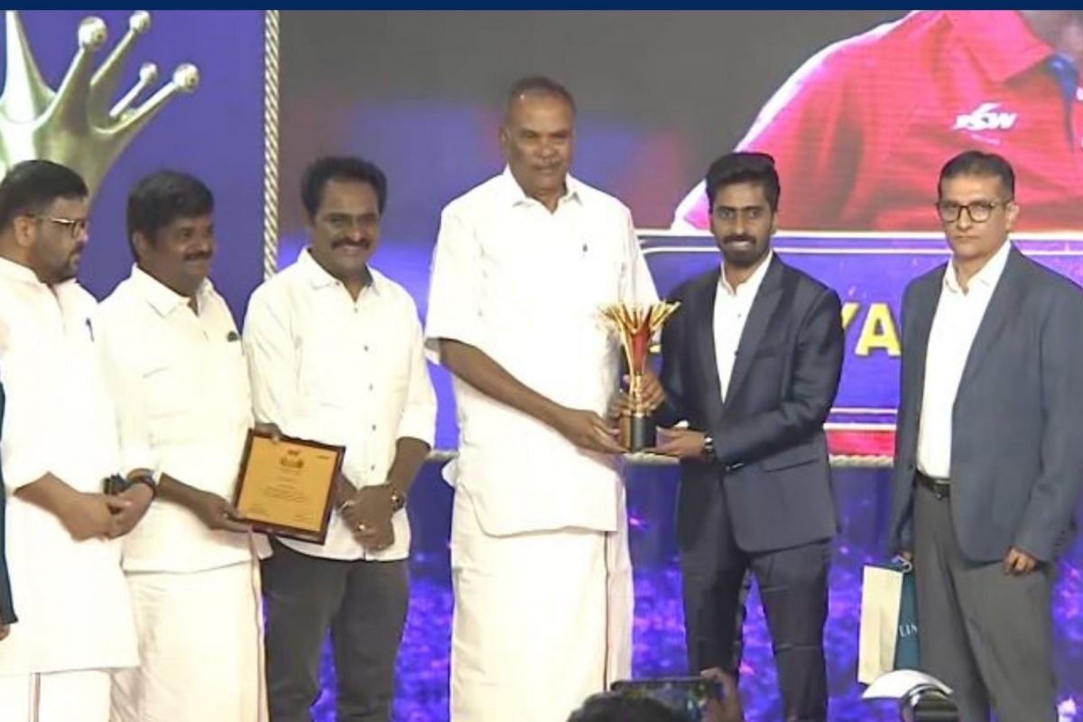 விளையாட்டு பிரிவுக்கான விருதைப் பெற்ற சத்தியன் ஞானசேகரன்
