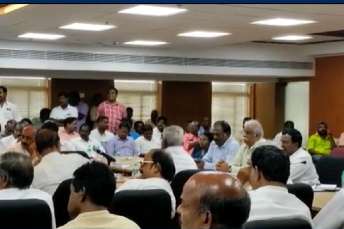 பேச்சுவார்த்தையில் ஈடுபட்ட மின் வாரிய ஊழியர்கள்