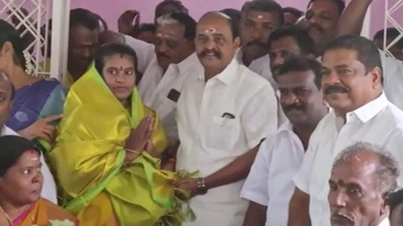 ஈபிஎஸ்-ஐ கண்டித்து பாஜக போராட்டம் நடத்திய கோவில்பட்டியில் பாஜக நிர்வாகி அதிமுகவில் இணைந்தார்!