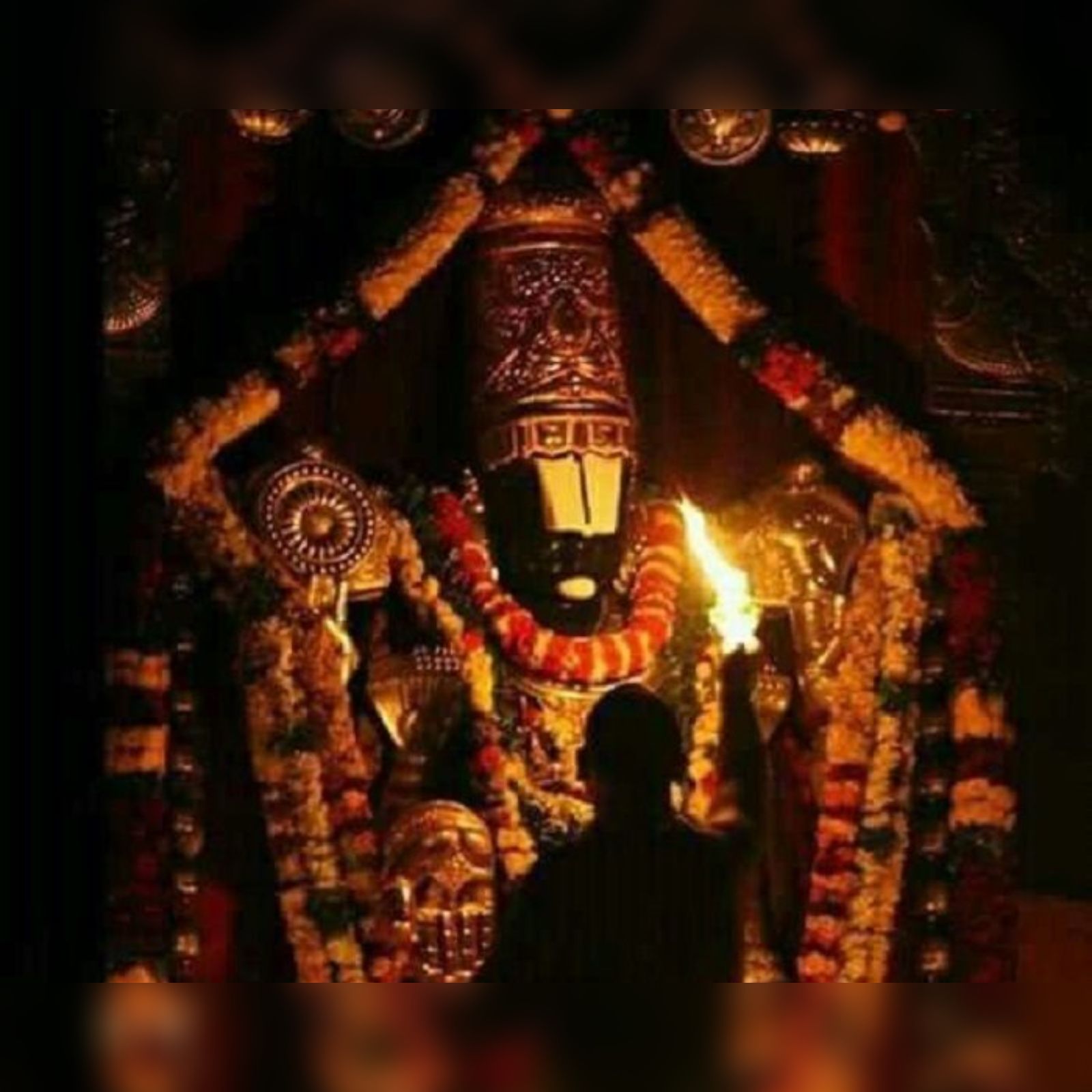  300 ரூபாய் தரிசனத்திற்கு நான்கு மணி நேரம் காத்திருக்க வேண்டிய நிலை தற்போது நிலவுகிறது.