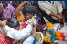 இறந்த தந்தையின் உடல் முன் திருமணம் செய்துகொண்ட மகன்