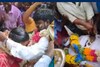 இறந்த தந்தையின் உடல் முன் திருமணம் செய்துகொண்ட மகன்