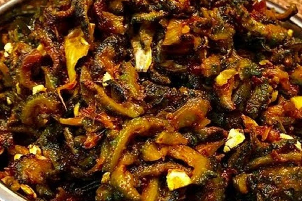 Pavakkai sukka | பாகற்காய், கசப்பு உணவாக இருந்தாலும் உடலுக்கு மிக மிக அவசியமான ஒன்று. மாதத்தில் குறைந்தது 1 முறையாவது கட்டாயம் பாகற்காயை உணவில் சேர்த்துக் கொள்ள வேண்டும். 50 வயதை கடந்தவர்கள் வாரத்தில் 1 முறை பாகற்காயை சாப்பிட்டால் அவ்வளவு நல்லது.