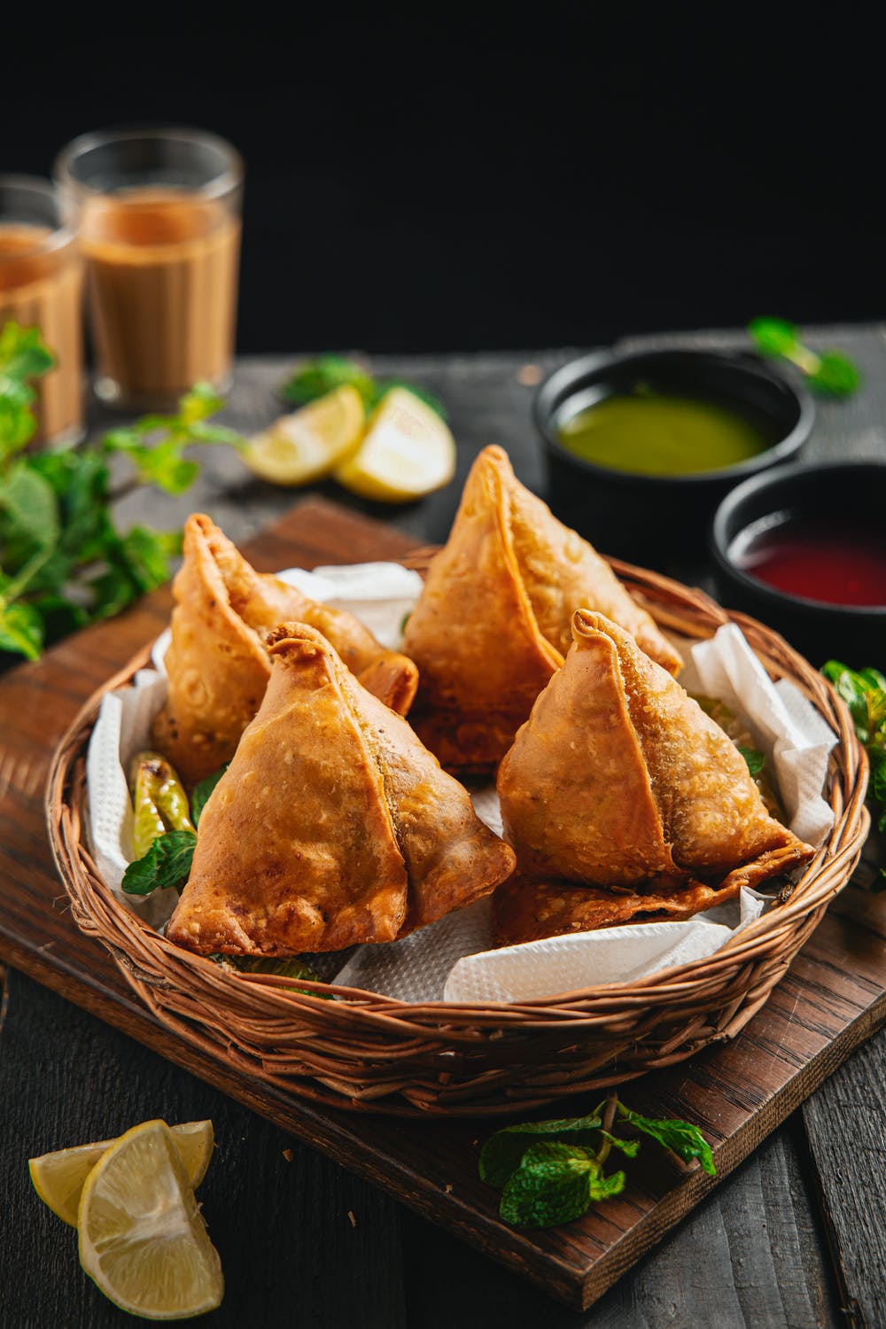  பின்னர் வேலையை விட்டுவிட்டு பெங்களூரு சென்று சமோசா சிங் என்ற நிறுவனத்தை தொடங்கினர் ஷிகர் மற்றும் நிதி தம்பதி. சமோசா சிங்கின் மெனு மிகவும் புதுமையானது. ஏனெனில் கடாய் பனீர், பட்டர் சிக்கன் சமோசா உள்ளிட்ட பல சுவாரஸ்யமான ஐட்டங்கள் அவர்களின் மெனுவில் இடம்பெற்றுள்ளன.