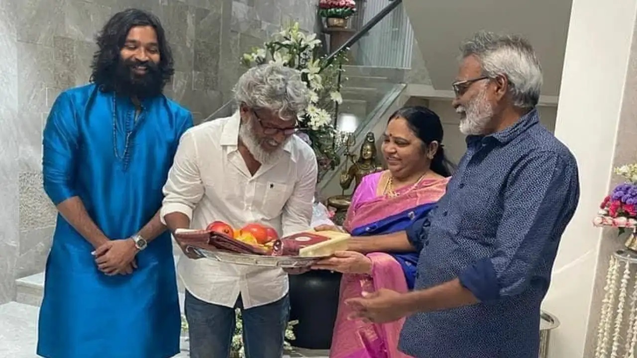  கிரகப் பிரவேசத்தின்போது தனுஷுடன் எடுத்துக்கொண்ட படங்களை இயக்குநர் சுப்பிரமணிய சிவா தனது ட்விட்டர் பக்கத்தில் பகிர அவை வைரலாகின.