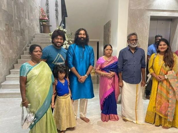  மேலும் இந்த வீடு 8 படுக்கை அறைகள் கொண்டது எனவும் வீட்டின் உள்ளே சிறிய திரையரங்கம் இருப்பதாகவும் தகவல் வெளியாகியுள்ளன. மேலும் தனுஷ் தன்னை சந்திக்க வரும் இயக்குநர்களுக்கென தனி அறை ஒதுக்கி இருக்கிறாராம். 