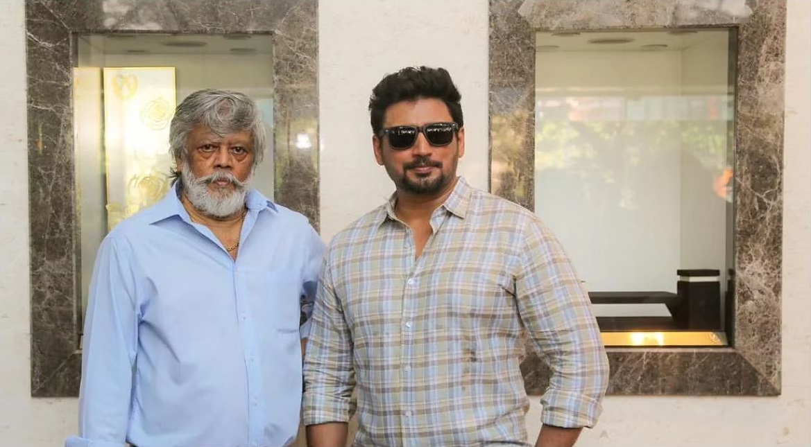  இந்த நிலையில் தீனா படத்தின் கதையை நடிகர் பிரஷாந்த்திடம் தான் ஏ.ஆர்.முருகதாஸ் முதன்முதலில் சொன்னதாகவும் ஆனால் அப்போது நிறைய படங்களில் பிரஷாந்த் நடித்ததால் அவரால் தீனா படத்தில் நடிக்க முடியவில்லை எனவும் ஒரு பேட்டியில் அவரது தந்தையும் இயக்குநருமான தியாகராஜன் குறிப்பிட்டிருக்கிறார்.