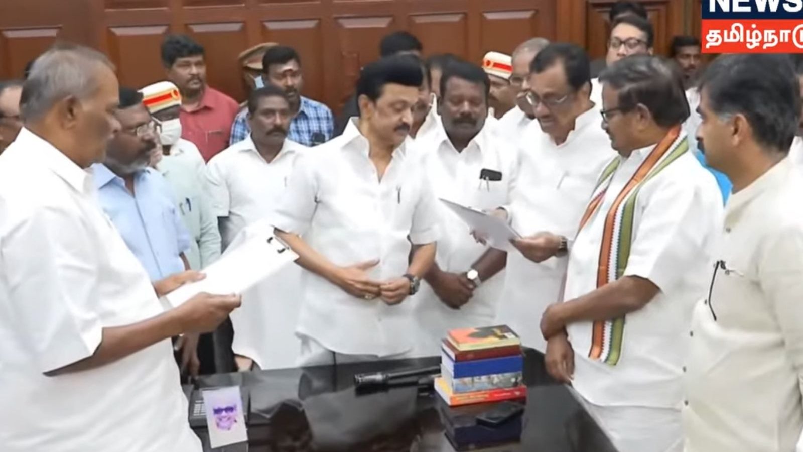 சட்டமன்ற உறுப்பினராக பதவியேற்றார் ஈவிகேஎஸ் இளங்கோவன்..!