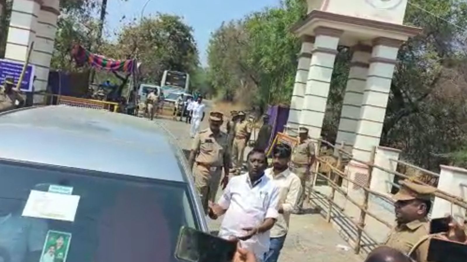 “ஈரோட்டில் பணநாயகம் வென்றது...” வாக்கு மையத்தில் இருந்து விறுவிறுவென வெளியேறிய அதிமுக வேட்பாளர்..!