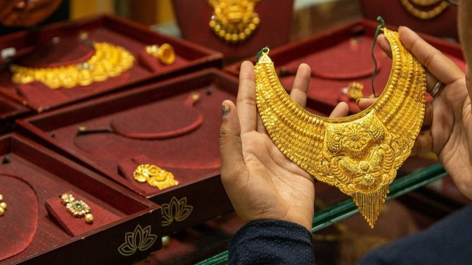 Today’s jewelry rate: Gold price hits a historic low!