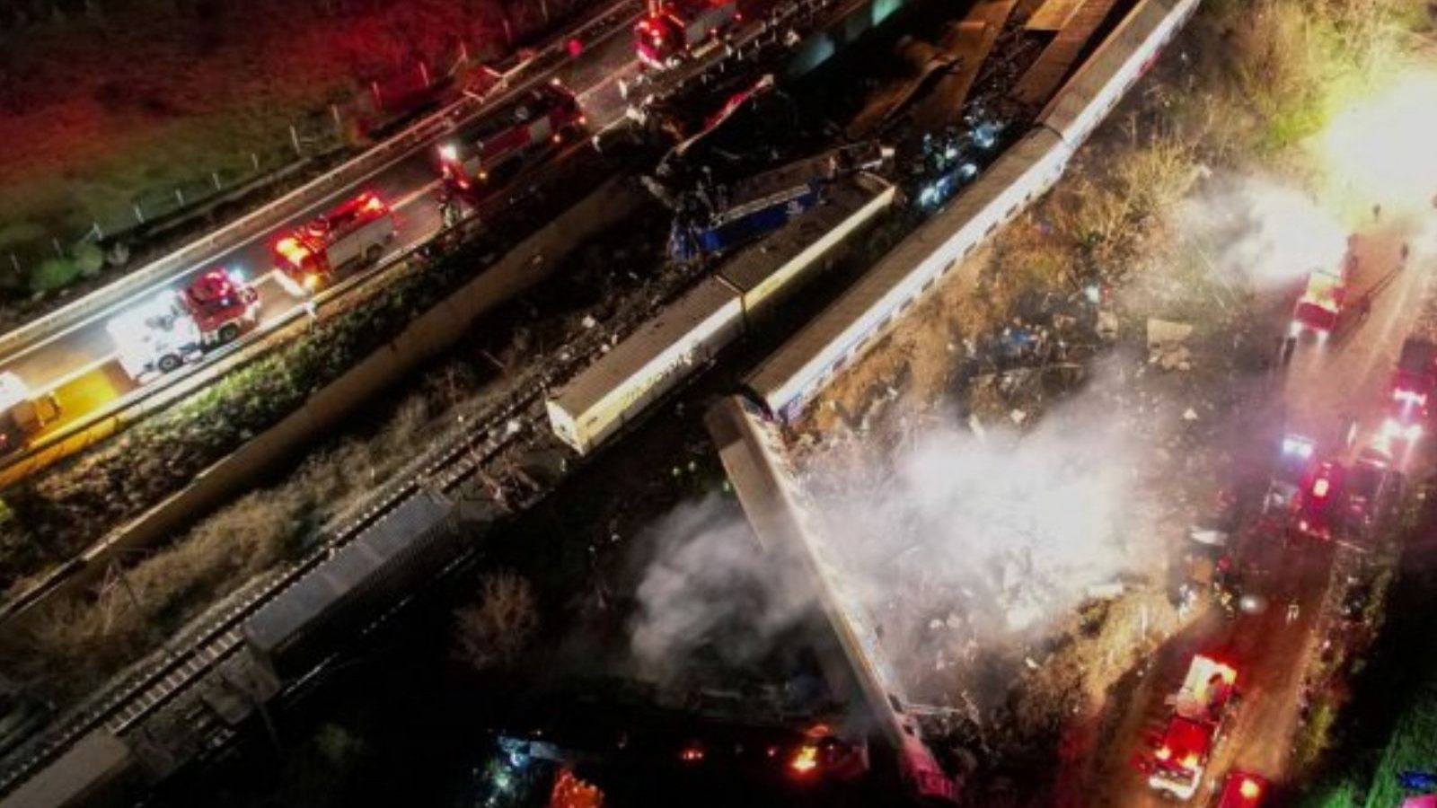 நேருக்கு நேர் மோதிக்கொண்ட ரயில்கள்... நொறுங்கிய பெட்டிகள்... கோர விபத்தில் 32 பேர் பலி..!