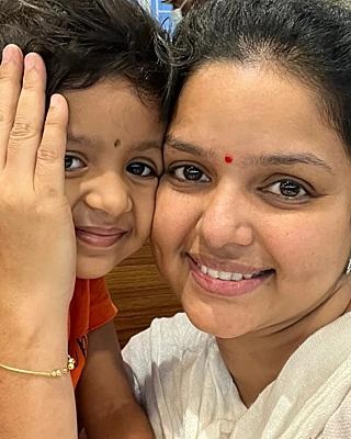  ஹேமலதாவின் மகள் அவரை சிறு வயதில் பார்த்தது போலவே உள்ளதாக ரசிகர்கள் கருத்து தெரிவித்துவருகின்றனர்.