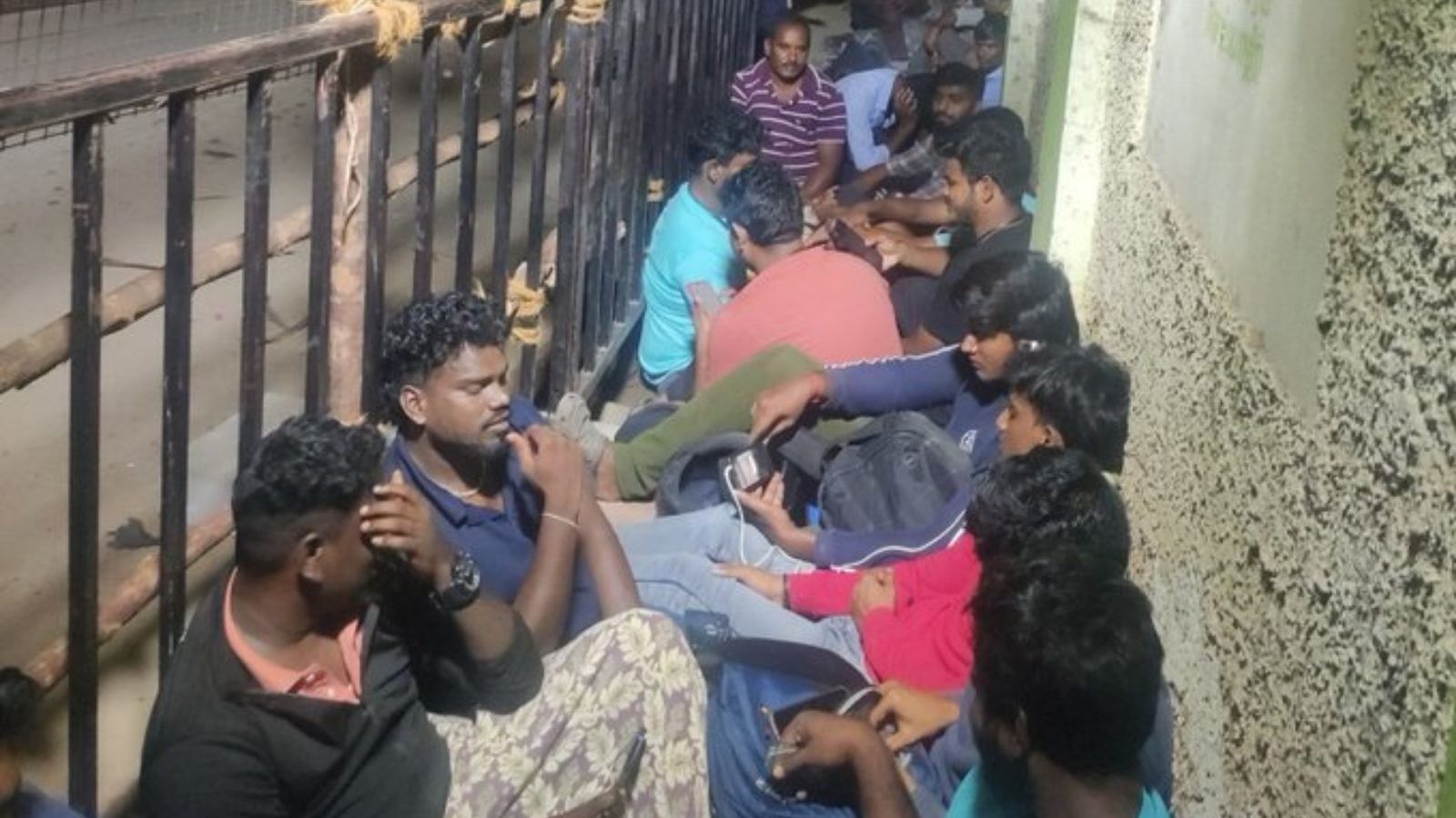 சென்னையில் இந்தியா - ஆஸ்திரேலியா கிரிக்கெட்.. டிக்கெட் வாங்க அதிகாலை முதல் காத்துக்கிடந்த ரசிகர்கள்..!