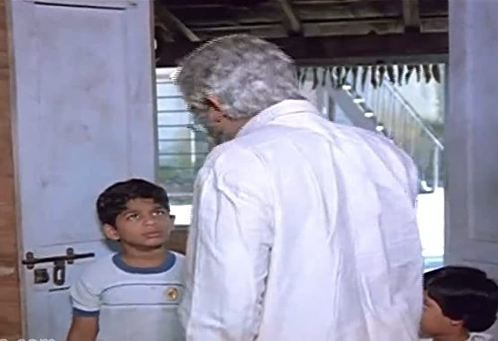 இந்தப் படத்தில் தான் அல்லு அர்ஜுன் கமலின் பேரனாக நடித்திருக்கிறார். கமலுடன் குழந்தை நட்சத்திரமாக அல்லு அர்ஜுன் இருக்கும் அந்தப் படம் சமூக வலைதளங்களில் வைரலாகிவருகிறது