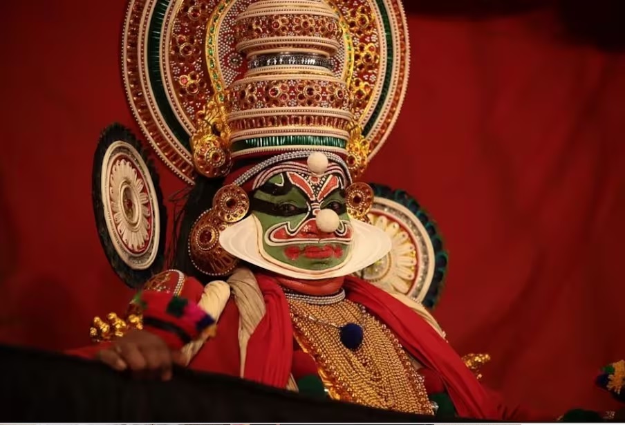  பொதுவாக கதகளி நடனம் என்பது இந்து புராண கதைகளை கூறுவதாகவே இருக்கும். ஆனால் இந்த அய்ரூர் கிராமத்தில் கிறிஸ்துவ மதத்தினருகாகவும் கதகளி நடனங்கள் அரங்கேற்றப்படுகிறது. பைபிளில் வரும் ஆபிரகாமின் தியாகம், ஊதாரி குமாரன், மக்தலேனா மரியாள் போன்ற கதைகள் இங்கு கதகளி நடனமாக அரங்கேற்றப்பட்டு கிறிஸ்துவ மக்களிடமும் சிறப்பான வரவேற்பை பெற்றுள்ளது.