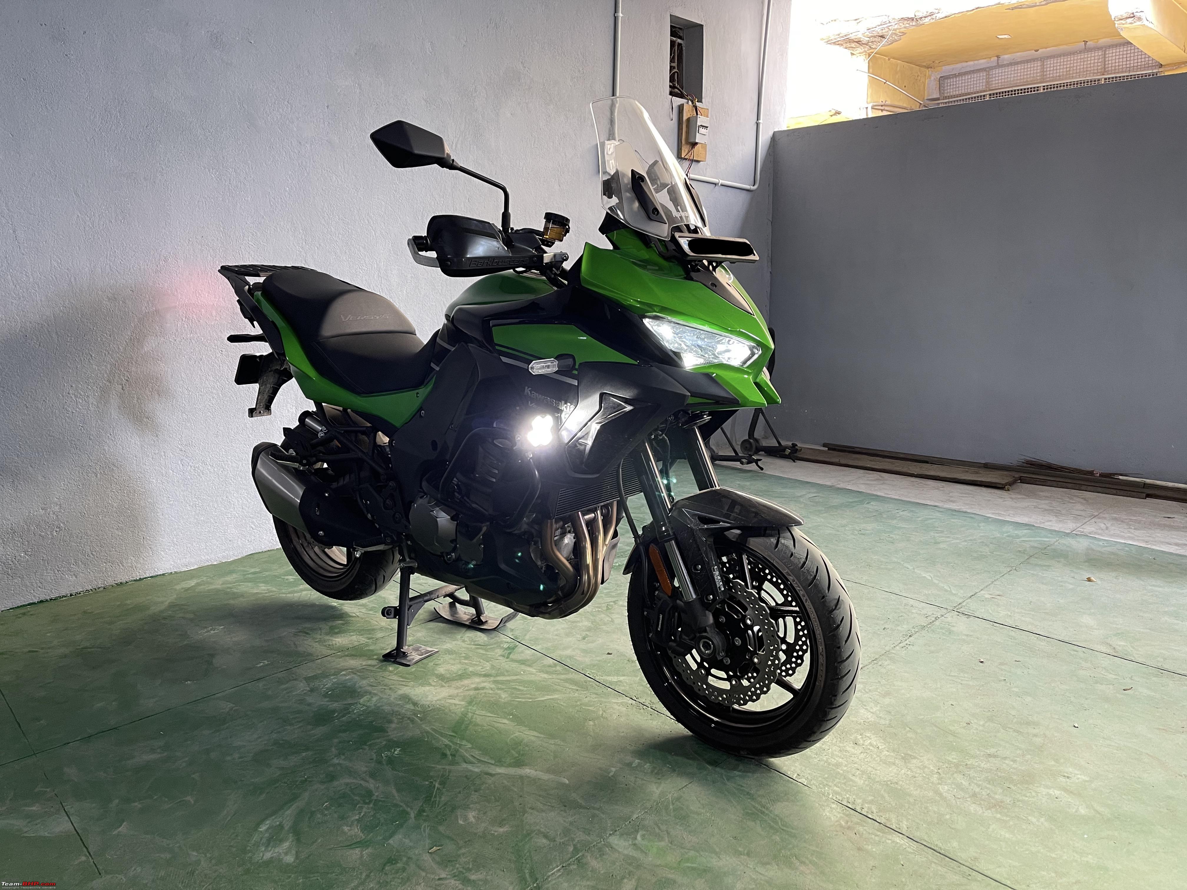  2023 Versys 1000-ன் ஸ்பெக்ஸ் : இயந்திர ரீதியாக, இந்த புதிய கவாஸாகி வெர்சிஸ் 1000 பைக்குள் மாற்றங்கள் செய்யப்படவில்லை. இந்த பைக் 1043சிசி லிக்விட்-கூல்டு இன்லைன் ஃபோர் இன்ஜின் மூலம் இயக்கப்படுகிறது. இது 9,000 rpm-ல் 118.2 பிஎச்பி பவரையும், 7,500 rpm-ல்-ல் அதிகபட்சமாக 102Nm பீக் டார்க்கையும் உருவாக்குகிறது. இந்த எஞ்சின் 6-ஸ்பீட் டிரான்ஸ்மிஷன், அசிஸ்ட் மற்றும் ஸ்லிப்பர் கிளட்ச் சிஸ்டமுடன் இணைக்கப்பட்டுள்ளது. இந்த பைக்கின் எஞ்சின் ஸ்பெக்ஸ்களை போலவே ஹார்ட்வேர்ஸ் மாறாமல் உள்ளது.
