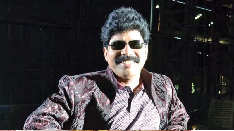  அந்த பேட்டியை வனிதா விஜயகுமார் தொகுத்து வழங்கினார். அதில் மதுரையில் அக்கு பஞ்சர் டாக்டராக பணியாற்றிய ஸ்ரீநிவாசன், சென்னை வந்து ஒரு படத்துக்கு ஃபைனான்ஸ் செய்திருக்கிறார். பின்னர் தானே படத்தில் நடித்தால் என்ன என அவருக்கு தோன்றியிருக்கிறது. அந்த படம் தான் லத்திகா.