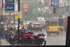 திடீரென்று சூழ்ந்த கருமேகங்கள்.. சாரல் மழை பெய்ததால் மக்கள் குஷி