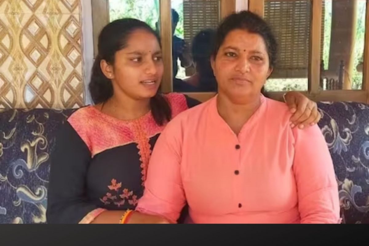 தாயை கடித்த பாம்பு.. விஷத்தை உறிஞ்சி உயிரை காப்பாற்றிய மகள்..