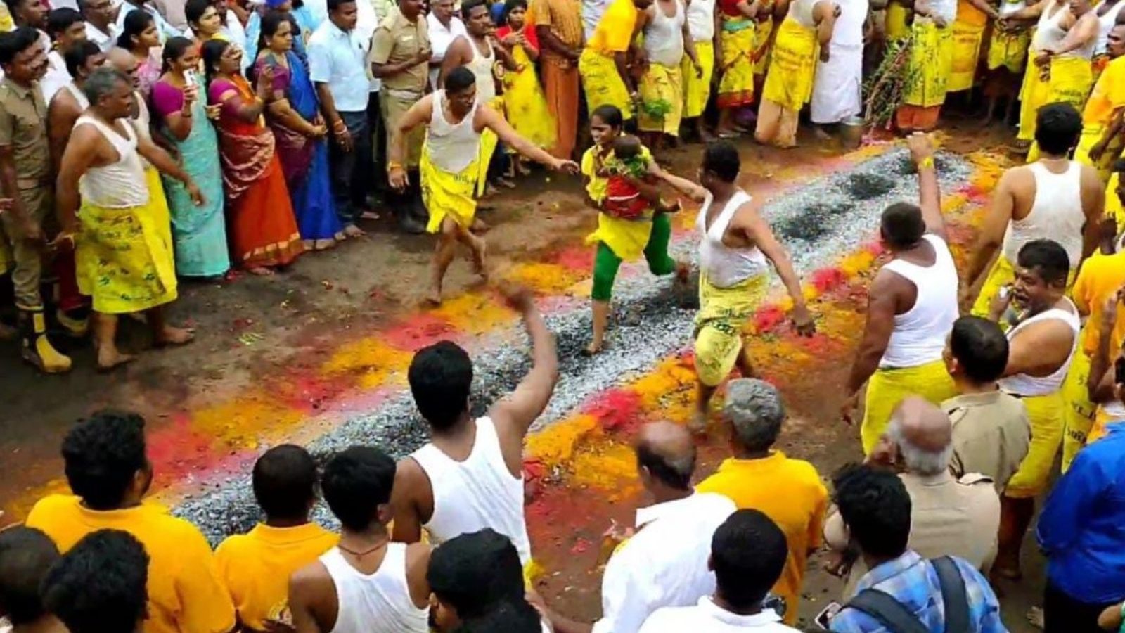 குமாரபாளையத்தில் கையில் குழந்தைகளுடன் தீ மிதித்த பக்தர்கள்.. களைகட்டிய நூற்றாண்டுகள் பழமை வாய்ந்த காளியம்மன் கோவில் திருவிழா..