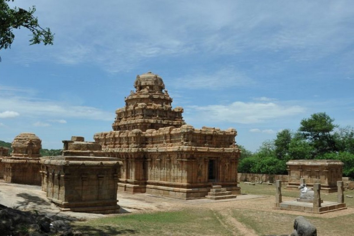  இவற்றுள், இந்த பகுதிக்கு மிக முக்கிய அடையாளமாகத் திகழ்கிறது மேலமலை. இங்கேதான் இருக்கிறது சிறப்பு மிக்க விஜயாலய சோழீஸ்வரம் கோவில். மேலமலை அடிவாரத்தில் இருந்து சுமார் அரை கிலோ மீட்டர் தூரத்தில், உயரத்தில் இருக்கிறது விஜயாலய சோழீஸ்வரம்.