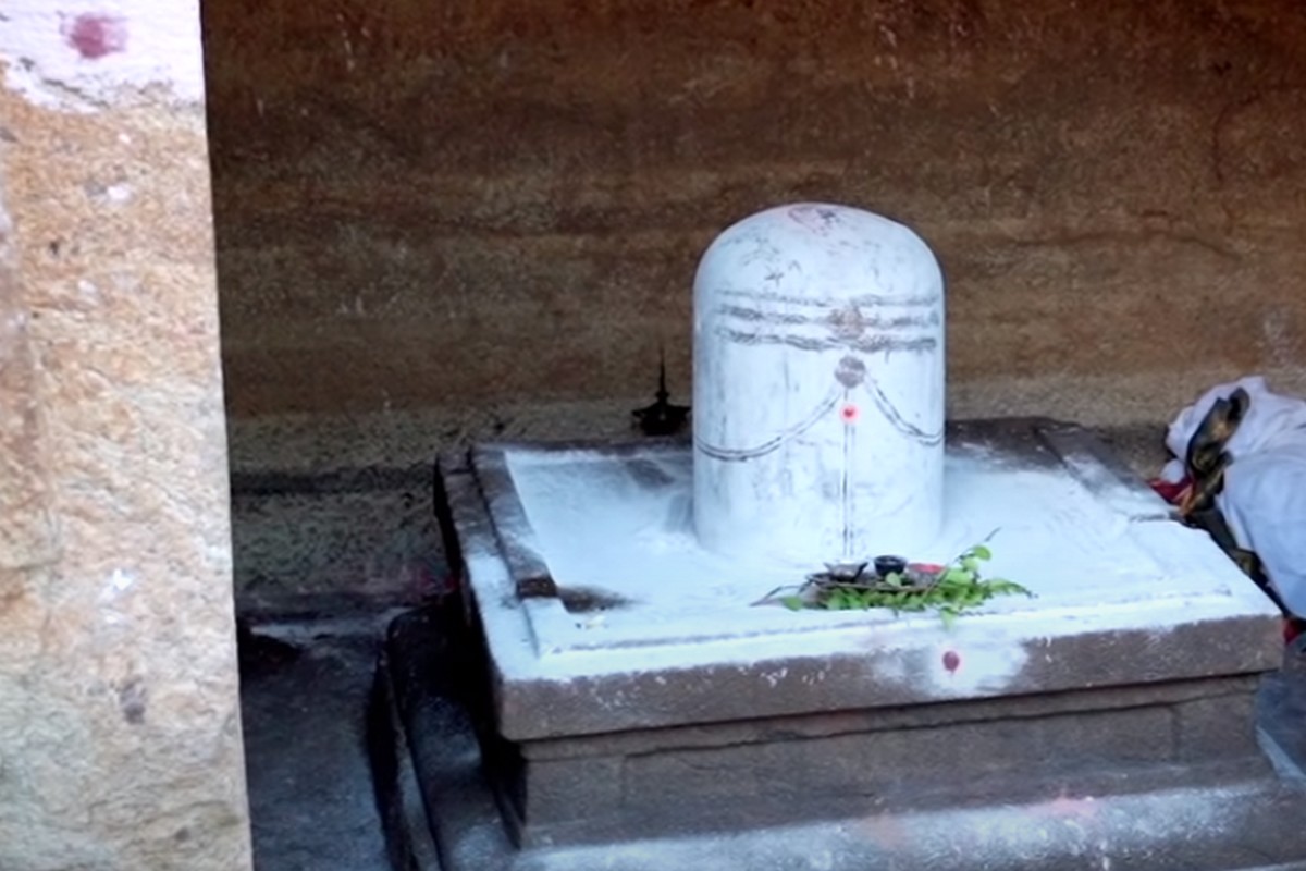  இந்த லிங்கம் இந்த கோவிலைப் போலவே, பாறையிலேயே குடைந்து அமைக்கப்பட்டிருக்கிறது.வழவழப்பாக அமைக்கப்பட்டுள்ள இந்த லிங்கம் சதுர வடிவிலான குடைவரைக் கோவிலுக்குள் சென்று வழிபடலாம். சுமார் 6 அடி கொண்ட அந்த கோலிலை பார்ப்பதற்கு அழகாகவும், வியப்பாகவும் இருக்கும்.