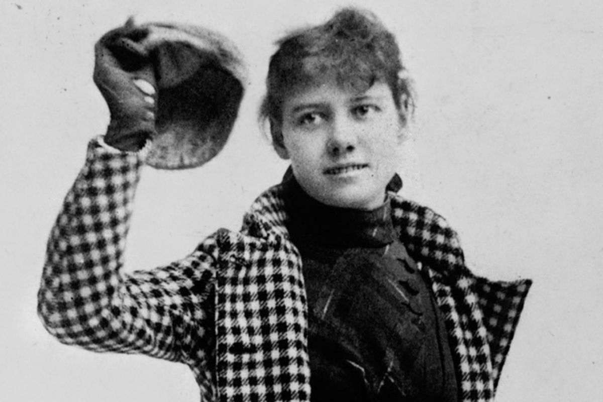  அமெரிக்க பத்திரிகையாளர் நெல்லி பிளை(Nellie Bly) மிகவும் பிரபலமான பெண் பயணிகளில் ஒருவர். ஃபிலியாஸ் ஃபோக்கின் கற்பனைக் கதையால் ஈர்க்கப்பட்ட அவர், நவம்பர் 1889 இல் தனது 24,899 மைல் பயணத்தைத் தொடங்கினார். இங்கிலாந்து, பிரான்ஸ், எகிப்து, பசிபிக் மற்றும் அமெரிக்கா முழுவது 72 நாட்களில் சுற்றுப்பயணம் செய்து சாதனை படைத்தவர். இதற்காக நீராவி கப்பல், ரயில், குதிரை, ரிக்ஷா, சாம்பன் மற்றும் அனைத்து விதமான உள்ளூர் வாகனங்களிலும் பயணம் செய்தார்.