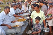 50 ஆடுகள்... சுடச்சுட பறிமாறப்பட்ட சோறு... ஆண்கள் மட்டுமே பங்கேற்ற கறிவிருந்து...!
