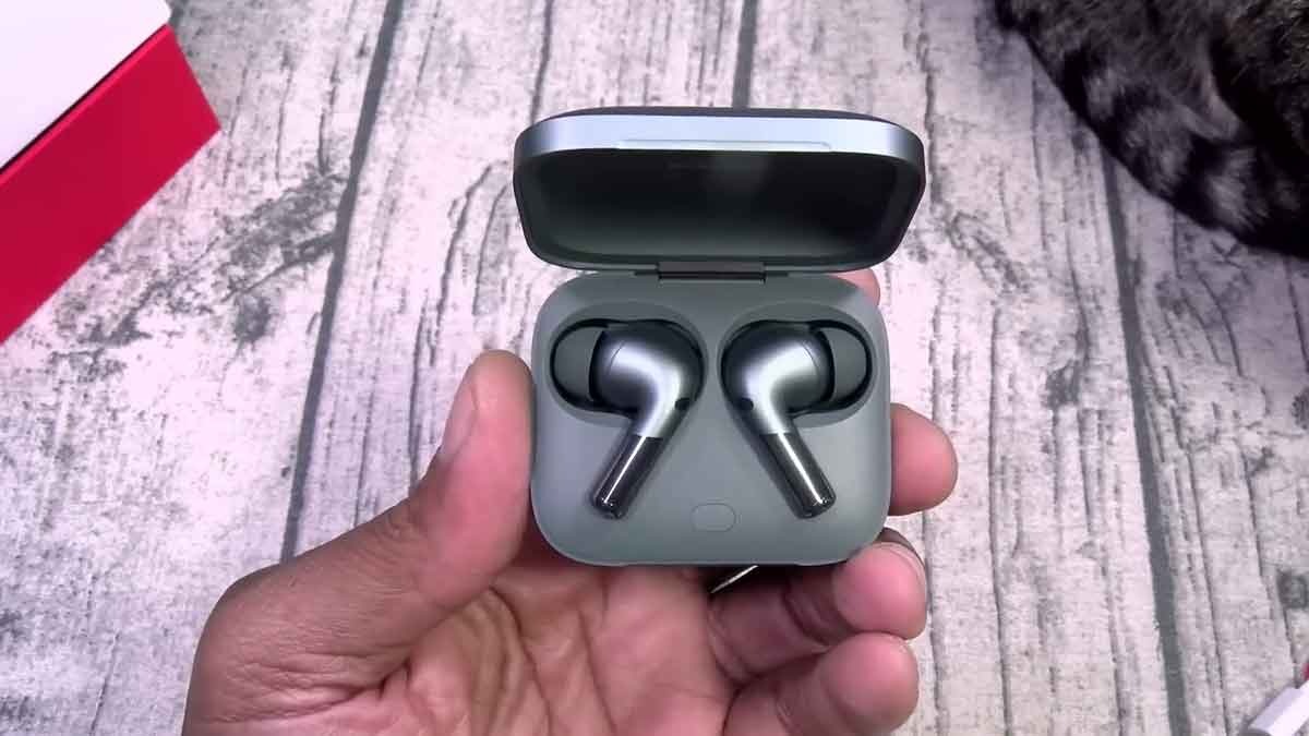  OnePlus Buds Pro 2 சீரிஸ் 2 TWS இயர்பட்ஸ்களை கொண்டுள்ளது. அதில் ஒன்று OnePlus Buds Pro 2 மற்றும் இரண்டாவது OnePlus Buds Pro 2R ஆகும். இந்த 2 TWS இயர்பட்ஸ்களும் சமநிலையான ஆடியோ எக்ஸ்பீரியன்ஸிற்காக11mm + 6mm டூயல் ஆடியோ டிரைவர்ஸ்களை கொண்டுள்ளது. பட்ஸ் ப்ரோ 2 TWS இயர்பட்ஸ்கள் BassWave அல்காரிதம்ஸ் மற்றும் Hi-Res ஆடியோ பிளேபேக்கிற்கு LHDC 4.0 கோடெக்-கையும் பயன்படுத்துகின்றன. ஒன்பிளஸ்ஸின் Buds Pro 2R மொபைலானது Dolby-யுடன் இணைந்து டெவலப் செய்யப்பட்ட கூகுளின் Spatial Audio -வையும் சப்போர்ட் செய்கிறது. Buds Pro 2-வானது டோல்பி ஹெட் டிராக்கிங்கை சப்போர்ட் செய்யும் அதே நேரம் Buds Pro 2R-ஆனது Fixed Spatial Audio-வை சப்போர்ட் செய்கிறது.