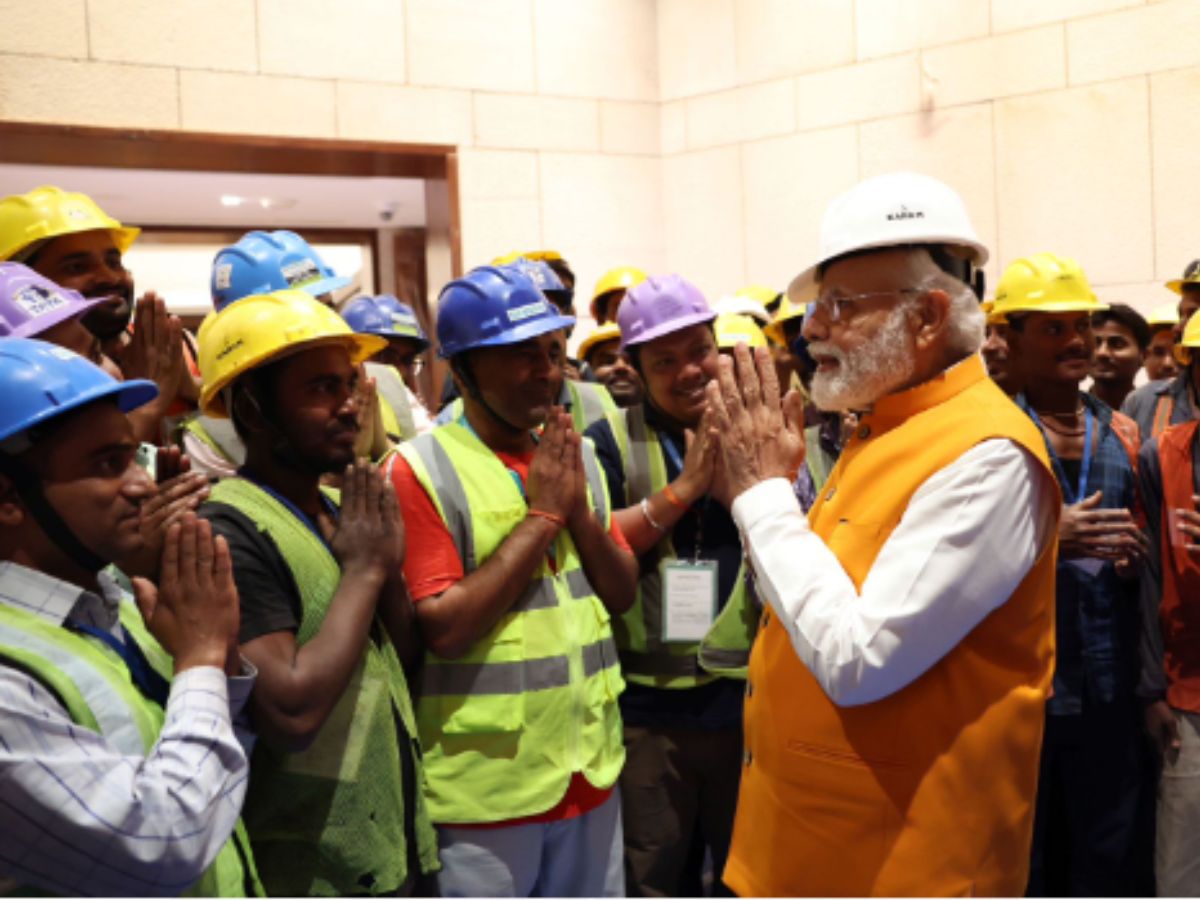  கட்டுமானப் பணியில் ஈடுபட்ட தொழிலாளர்களிடம் பேசி கலந்துரையாடிய பிரதமர் மோடி, அங்கு வரவுள்ள புதிய வசதிகள், அம்சங்கள் ஆகியவை குறித்து கேட்டறிந்தார்.