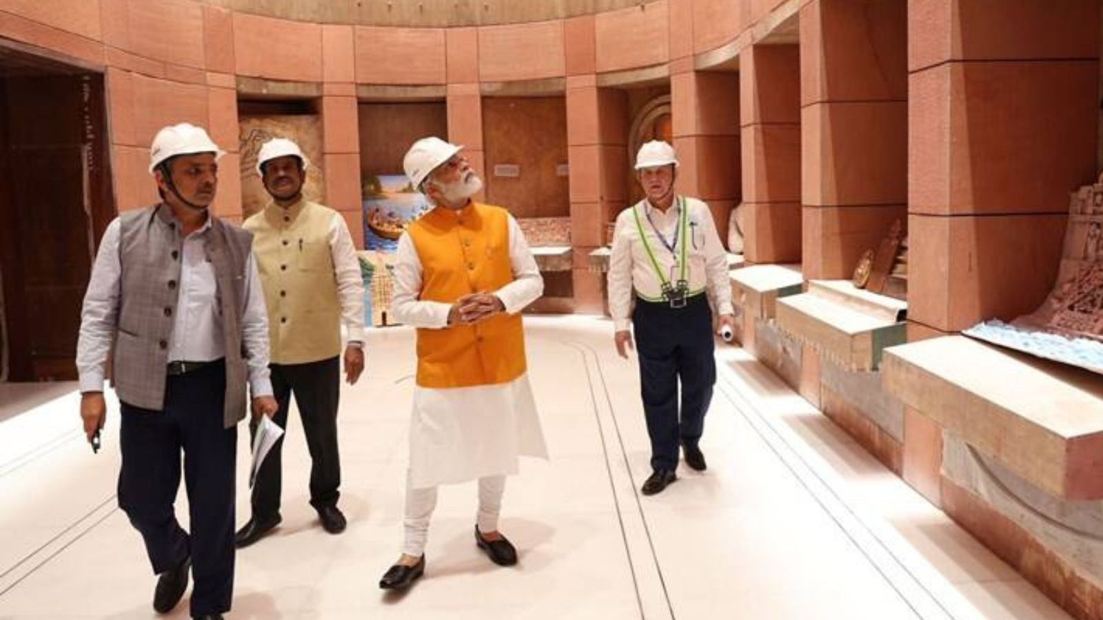 புதிய நாடாளுமன்ற கட்டடத்தில் பிரதமர் மோடி தீடீர் ஆய்வு.. பிரம்மாண்ட கட்டுமானத்தின் புகைப்படங்கள் இதோ