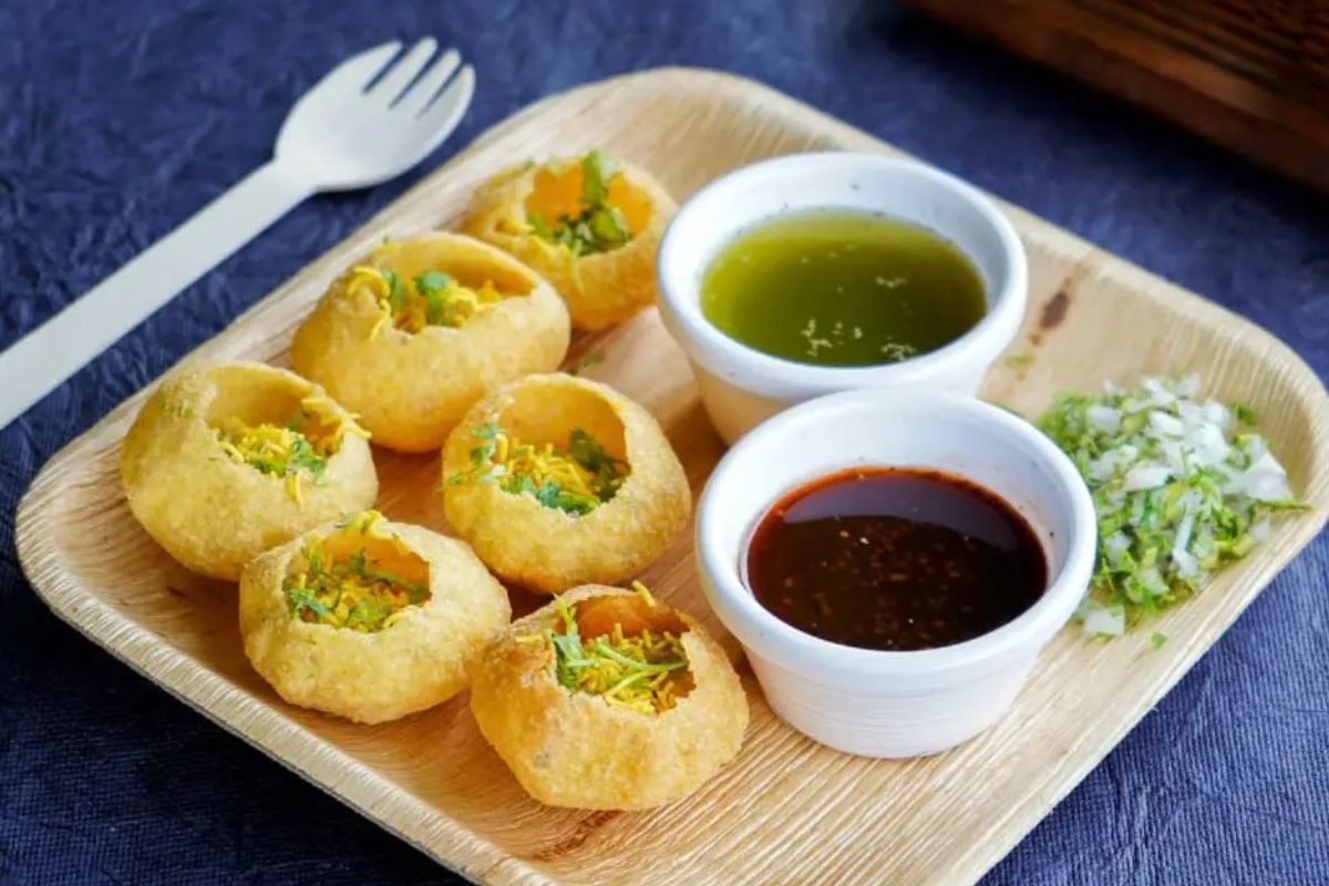     Tidak peduli berapa banyak makanan cepat saji asing seperti pizza, burger, pasta, dan makanan Prancis yang datang ke kota kami, mereka tidak dapat mengalahkan Panipuri di negara kami.  Tidak peduli di sudut jalan mana toko Panipuri berada, akan selalu ada keramaian.  Ini adalah hidangan yang menggugah selera.