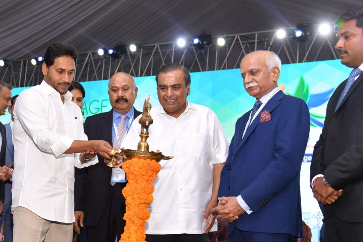 முகேஷ் அம்பானியை வரவேற்ற ஆந்திர மாநில முதல்வர் ஜெகன்மோகன்!