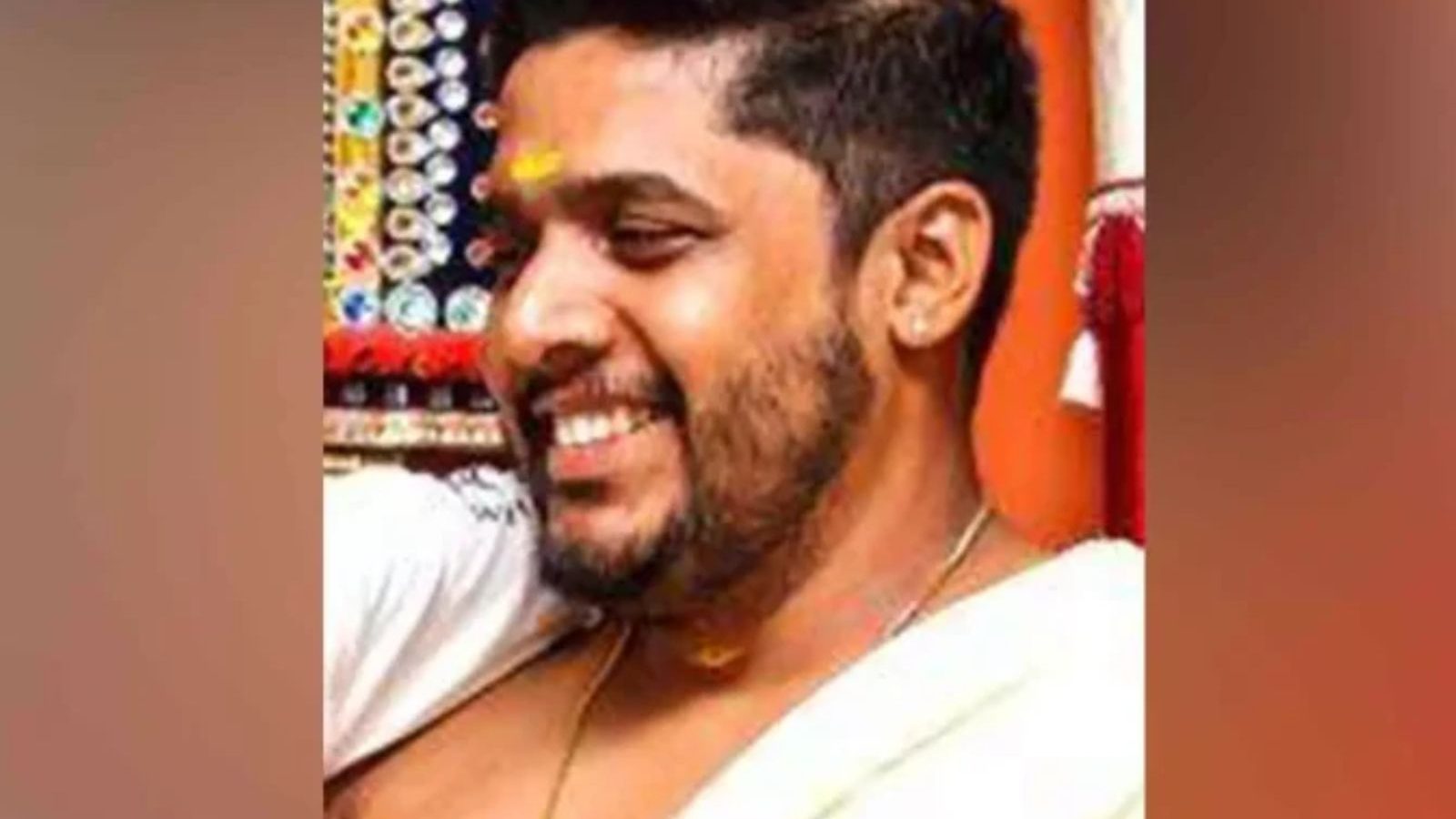 லட்சக்கணக்கில் சம்பளம்... வெளிநாட்டு வேலையை உதறிவிட்டு கோயில் பூசாரியான இளைஞர்..!