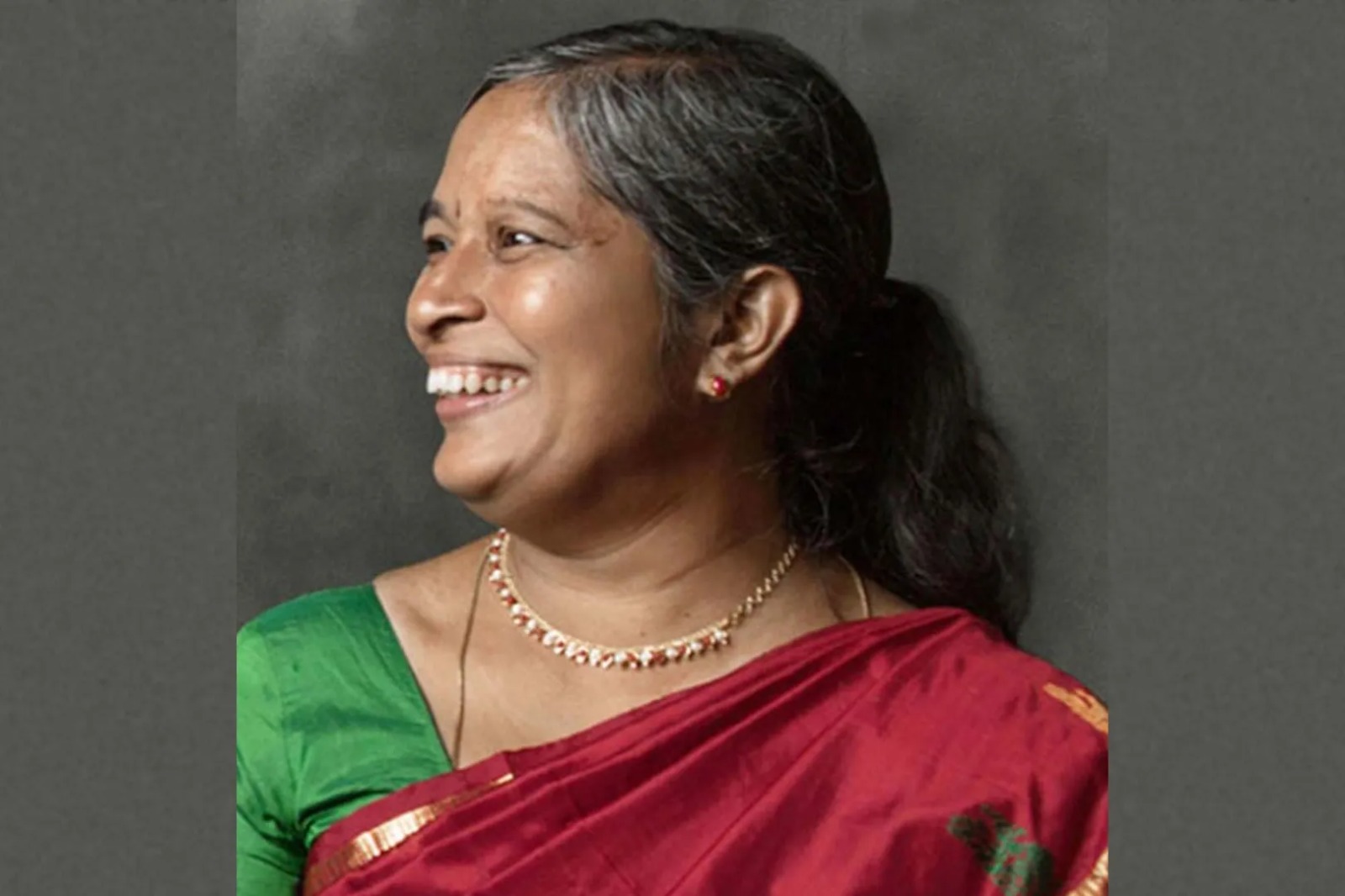  பெண்கள் என்றாலே எதையும் தெளிவோடும், நுணுக்கமாக முடிக்கும் திறன் உள்ளவர்கள் என்பதை நிரூபித்துக்காட்டியுள்ளார் இந்தியாவிலேயே மிகப்பெரிய பணக்கார பெண்மணி பட்டியலில் இடம் பிடித்துள்ள தமிழகத்துப் பெண் ராதா வேம்பு.. பணியாளராக மட்டுமில்லாது, பலருக்கு வேலைவாய்பை வழங்கும் அளவிற்கு உயர்ந்தது எப்படி? என்ன சாதித்துள்ளார்? என்பது குறித்து இங்கே தெரிந்துக் கொள்வோம்.