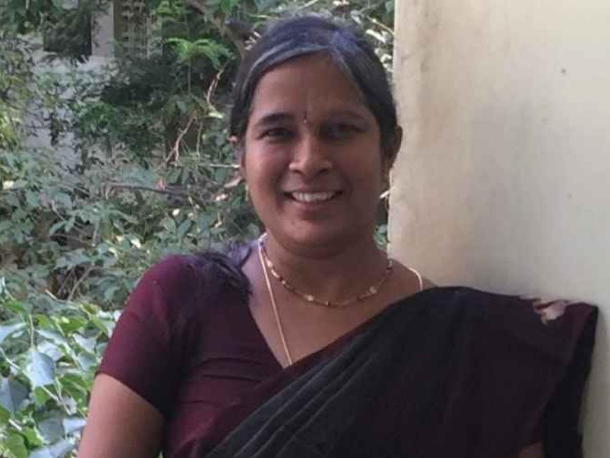 இந்நிலையில் தான் சமீபத்தில், வெளியான பணக்கார பட்டியலின் படி, சுயமாக சம்பாதித்து சாதித்தவர்கள் மற்றும் இந்தியாவில் 3 வது மிகப்பெரிய பணக்கார பெண்மணி என்ற அந்தஸ்தைப் பெற்றார் ராதா வேம்பு. இவரது நிகர சொத்து மதிப்பு, 4 பில்லியன் அமெரிக்க டாலர்கள். இது சுமார் ரூபாய் 32, 800 கோடியாகும்.