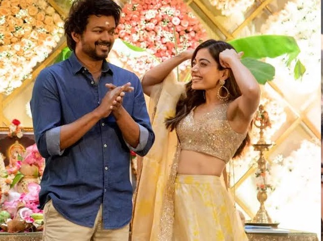  வாரிசு படத்தின் பூஜை நிகழ்வில் விஜய்யுடன் இருக்கும் படத்தைப் பகிர்ந்த ரசிகர், இந்த தருணம் பற்றி சில வார்த்தைகள் சொல்லுங்கள் என்று கேட்க, இது மிக சிறப்பான தருணம் என்று குறிப்பிட்டுள்ளார்.
