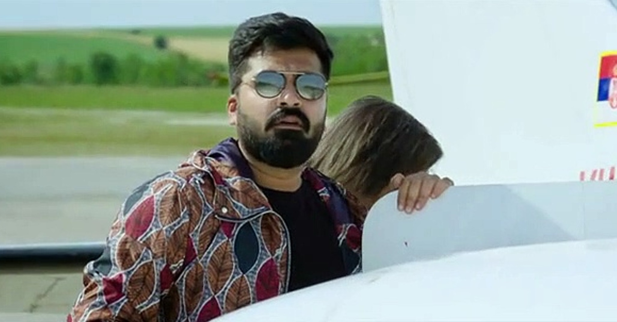  மாநாடு படத்தின் போது சிம்பு அளித்த பேட்டி ஒன்றில், ''செக்கச்சிவந்த வானம் படத்தில் ஓடும் காட்சியில் மிகவும் சிரமப்பட்டேன். அன்று இரவு என்னடா நம்மலாள ஓடக் கூட முடியல என அழுதேன். கட் பண்ணா மாநாடு படத்தில் ஏர் போர்ட் சீனில் நான் ஓடிவரும்போது இவங்களால என்ன பிடிக்க முடியல. அன்னைக்கு அவ்வளவு கஷ்டத்துலயும் ஒரு விஷயம்தான் தோணுச்சு. இல்லடா உன்னால வர முடியும் வந்துருவ நீ என பேசியிருந்தார்.