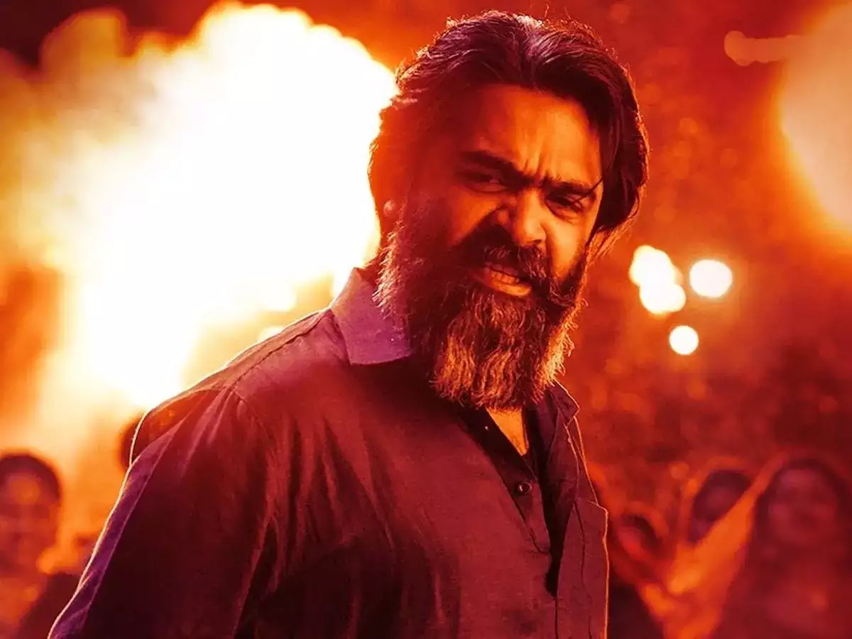  பத்து தல படத்துக்கு டப்பிங் பேச வரவில்லை என்று குற்றச்சாட்டு எழுந்தபோது அவர் தாய்லாந்தில் இருப்பதாகவும் அங்கிருந்தே அவர் படத்துக்கு டப்பிங் பேசியதாகவும் தயாரிப்பாளர் விளக்கமளித்தார். மேலும் தாய்லாந்தில் இருப்பதால் அவர் பத்து தல இசை வெளியீட்டுக்கு வருவாரா என்ற கேள்வி எழுந்தது.
