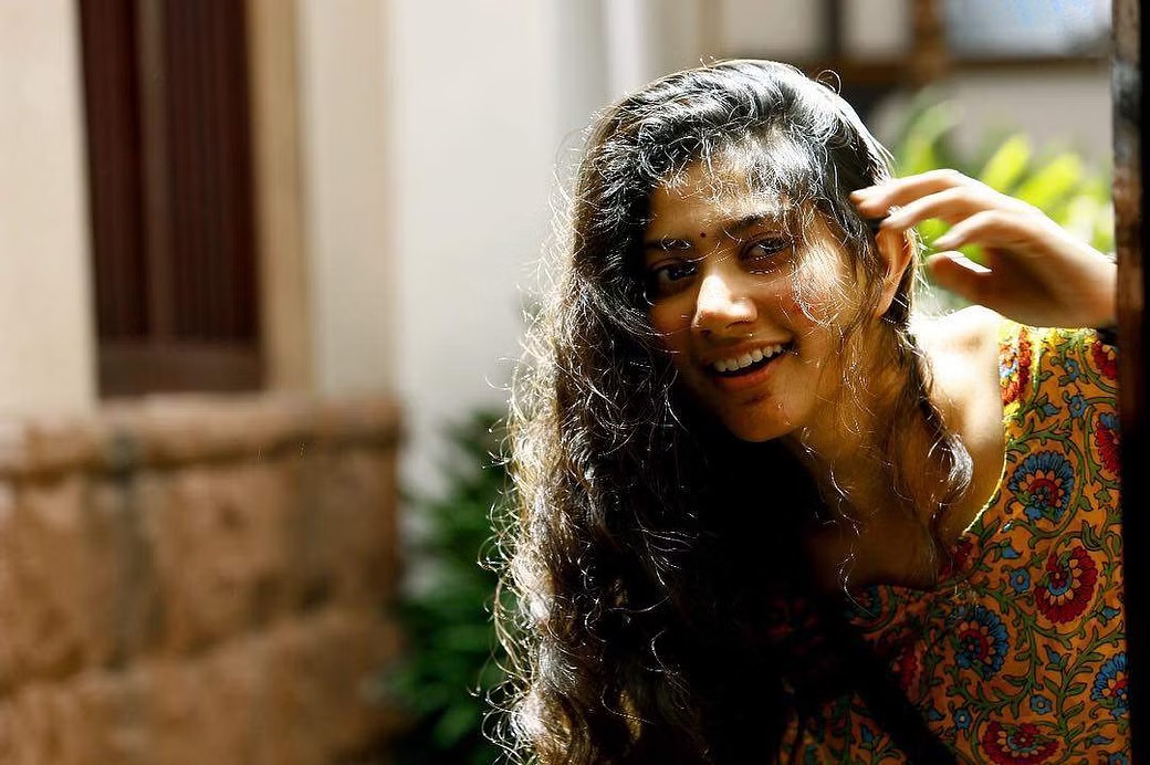  மலையாளத்தில் அல்போன்ஸ் புத்திரன் இயக்கத்தில் நிவின் பாலி நாயகனாக நடித்த பிரேமம் படத்தில் மலர் டீச்சர் என்ற கதாப்பாத்திரத்தில் நடித்து இந்தியா முழுவதும் பிரபலம் அடைந்தவர் நடிகை சாய் பல்லவி.