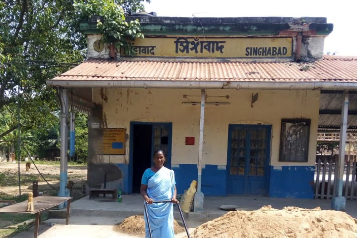  ,[object Object], மேற்கு வங்கத்தின் மால்டா மாவட்டத்தில் உள்ள சிங்காபாத்(Singhabad) ரயில் நிலையம் வழியாக ஒரே ஒரு பயணிகள் ரயில் மட்டுமே இயக்கப்படுகிறது. இந்த ரயில் நிலையம் வழியாக செல்லும் ரயில் ரோஹன்பூர் (Rohanpur) ரயில் நிலையம் வழியாக மீண்டும் வங்கதேசத்துடன் இணைக்கிறது. மேலும், பங்களாதேஷில் இருந்து வரும் சரக்கு ரயில்கள் நேபாளத்தை அடைய இந்த நிலையத்தைப் பயன்படுத்துகின்றன.