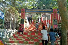 அமாவாசையை முன்னிட்டு சதுரகிரி மலையில் சாமி தரிசனம் செய்த பக்தர்கள்!