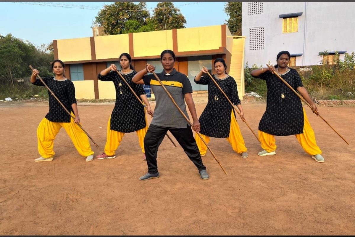 சிலம்பத்தில் சக்கைபோடு போட்டு வரும் தஞ்சை குடும்ப தலைவிகள்..