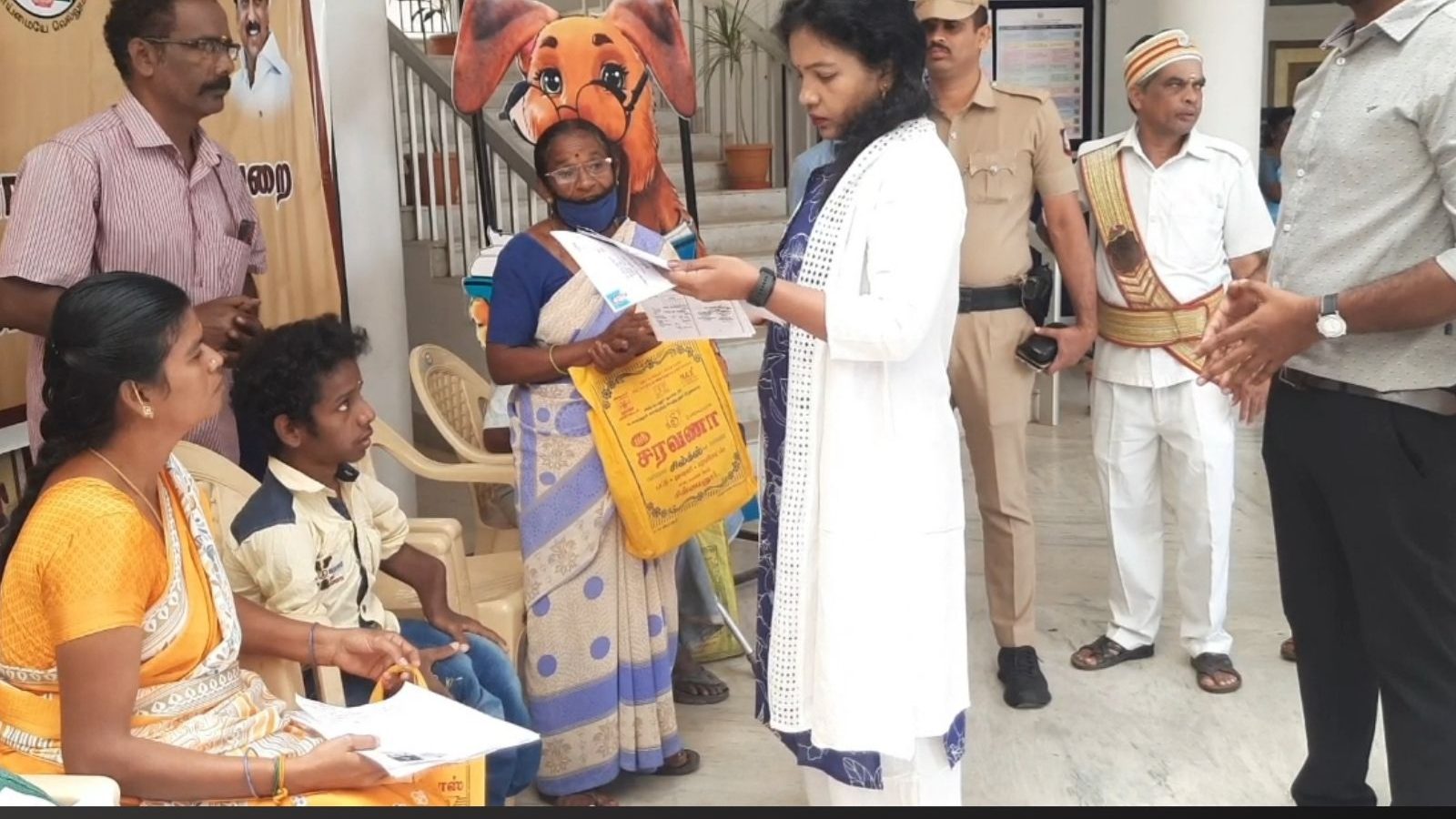 தேனியில் மாற்றுத்திறனாளிகளுக்கு திருமண உதவித்தொகை வழங்கிய ஆட்சியர்..