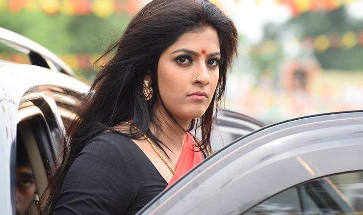  வரலட்சுமி சரத்குமார் தெலுங்கில் எதிர்மறை வேடங்களில் கலக்கிக்கொண்டிருக்கிறார். தெலுங்கில் அவர் நடிப்பில் சமீபத்தில் வெளியான வீர சிம்ஹா ரெட்டி, மைக்கேல் போன்ற படங்களில் அவரது நடிப்புக்கு பாஸிட்டிவ் விமர்சனங்கள் கிடைத்தன.