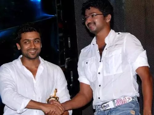  விஜய்யின் அப்பா எஸ்.ஏ.சந்திரசேகர் பிரபல இயக்குநர் என்பதும், சூர்யாவின் அப்பா சிவகுமார் பிரபல நடிகர் என்பதும் அனைவரும் அறிந்ததே. விஜய் மற்றும் சூர்யா இருவரும் ஒரே கல்லூரியில் படித்தவர்கள்.